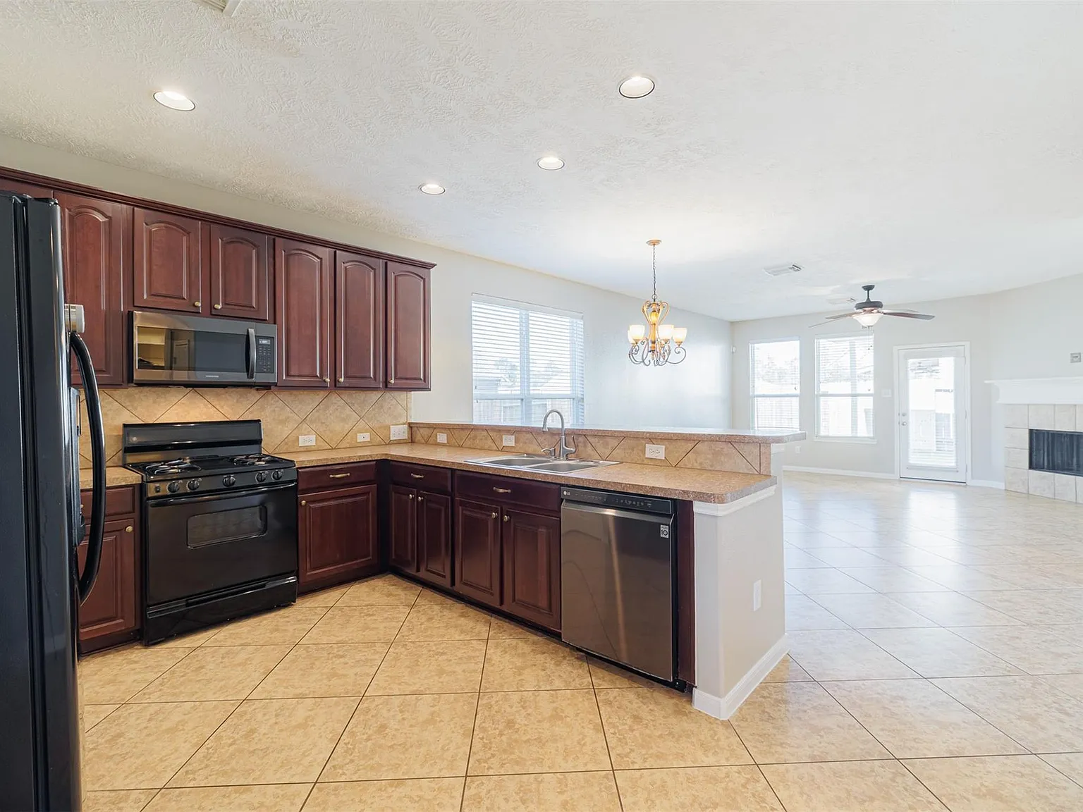 4 bed, 2.5 bath, 2550 sqft, $2,400 — Photo 4