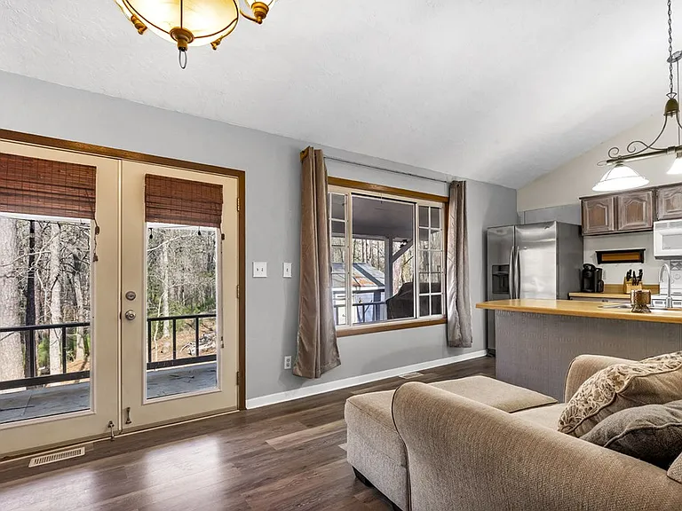 1121 Victoria Dr — Photo 13