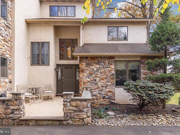 4th image of 10 Hellberg Ave