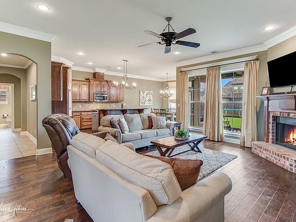 3rd image of 913 Royal Cir