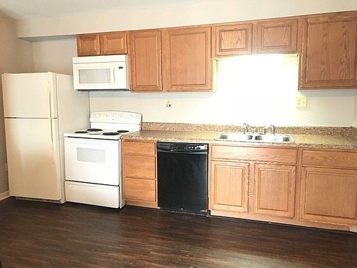 3rd image of 210 Marion St