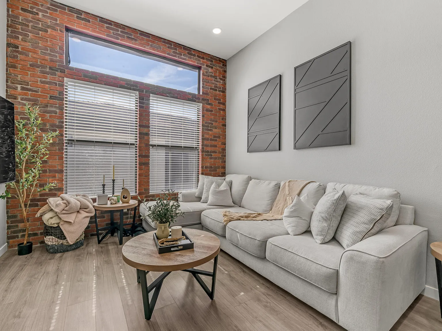 2 bed, 2.0 bath, 937 sqft, $2,195 — Photo 1