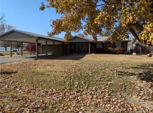 4 Curry Dr, Paris, IL 61944