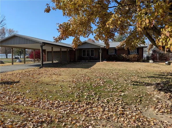 4 Curry Dr, Paris, IL 61944