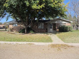 1101 4th St, Plains, TX 79355