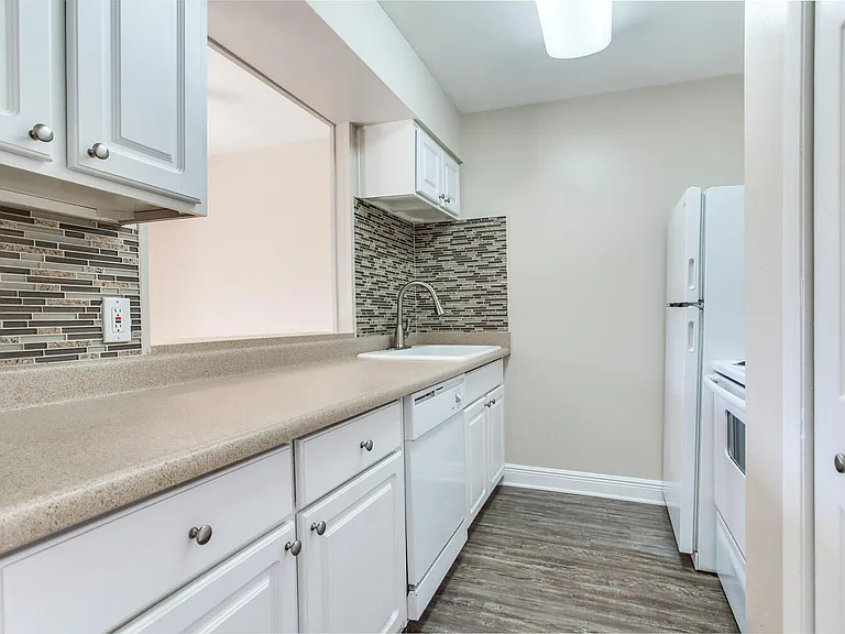 Chateau Apartments — Photo 21