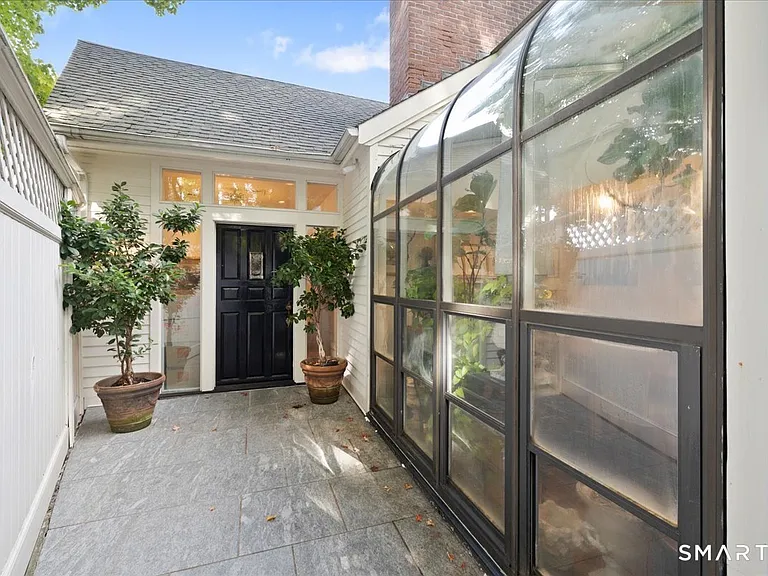 281 Pequot Ave — Photo 3