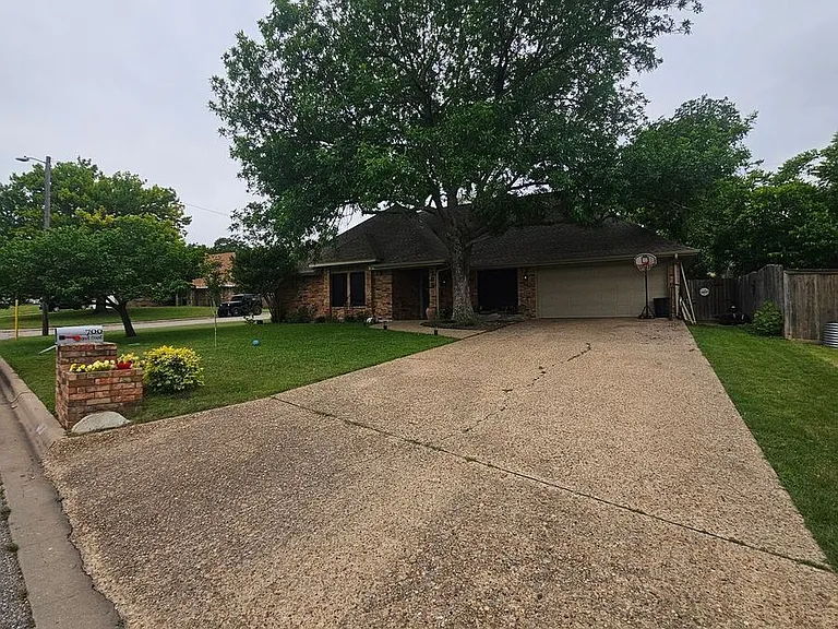 700 Racquet Ct — Photo 2