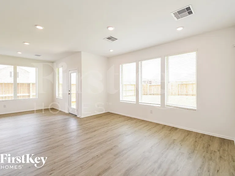 707 Willow Harbor Ln — Photo 4