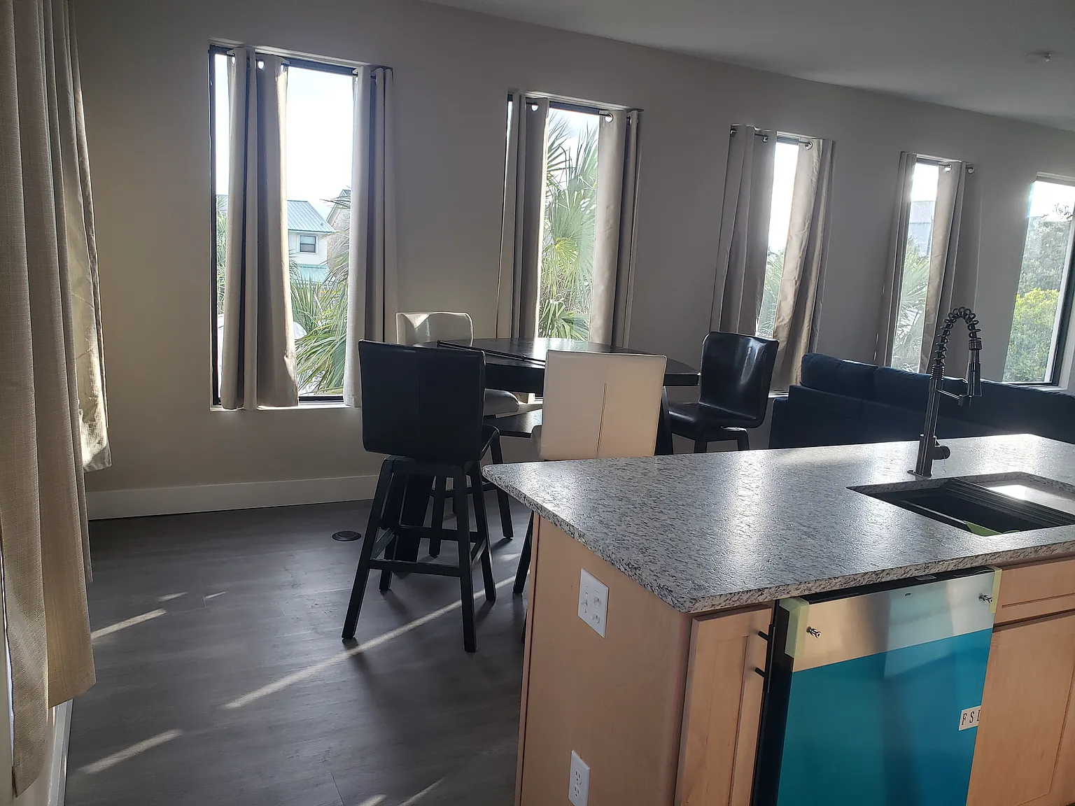 1 bed, 1.5 bath, 850 sqft, $1,800 — Photo 2