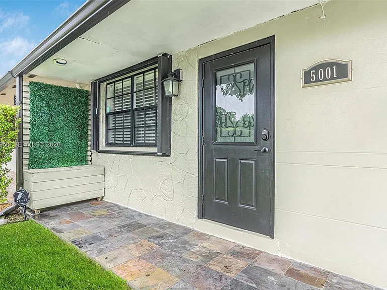 5001 SW 92nd Ter — Photo 3