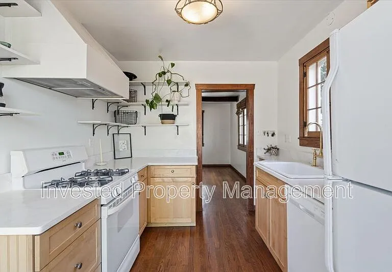 3077 Benton St — Photo 12