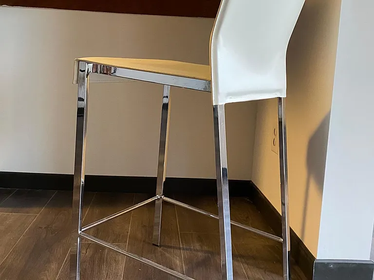Pass through to kitchen.