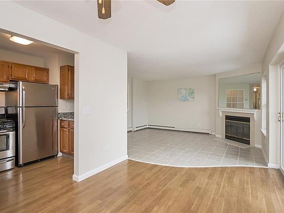 2nd image of 20 Lexington Hl Unit 1