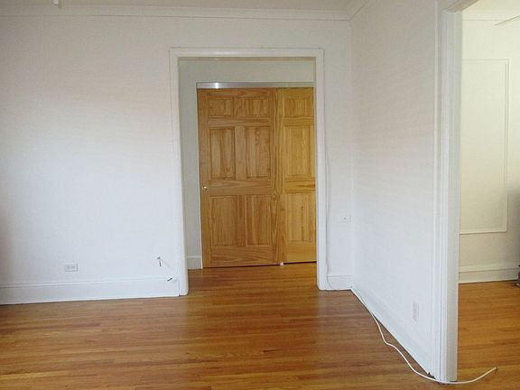 5th image of 923 W Oakdale Ave #2D