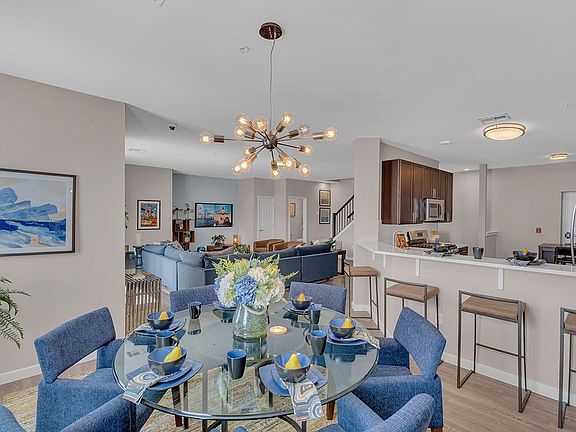 3rd image of 420 Memorial Blvd APT 6