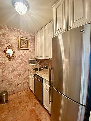 4th image of 401 E 65th St APT 6E