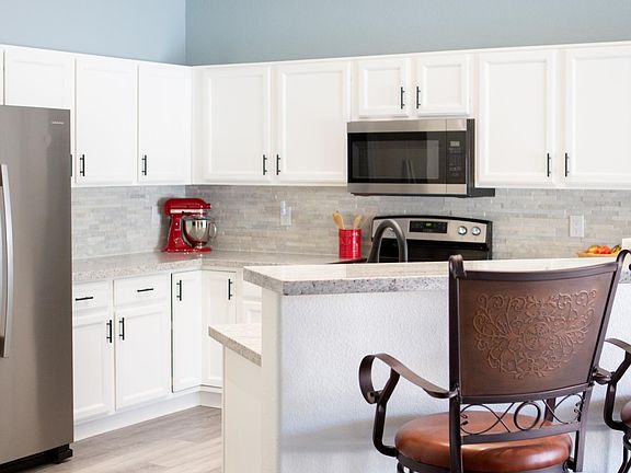 Kitchen Island (w/ Breakfast Bar)