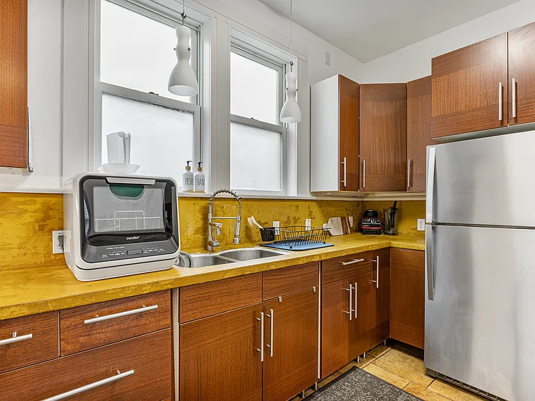 Fully equipped kitchen.