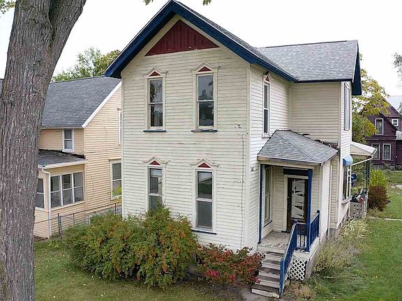 5th image of 300 N Linn St