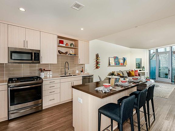 5th image of 330 13th St APT 2