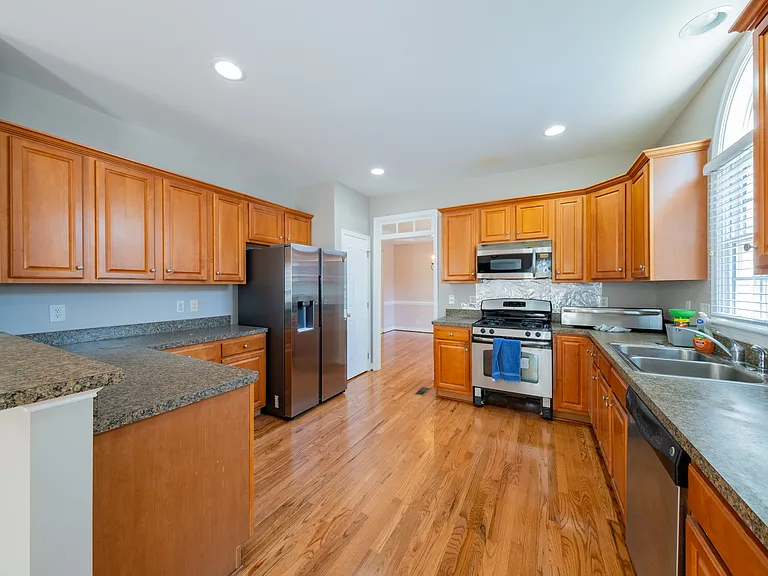 9721 Pemberton Crossing Dr — Photo 33