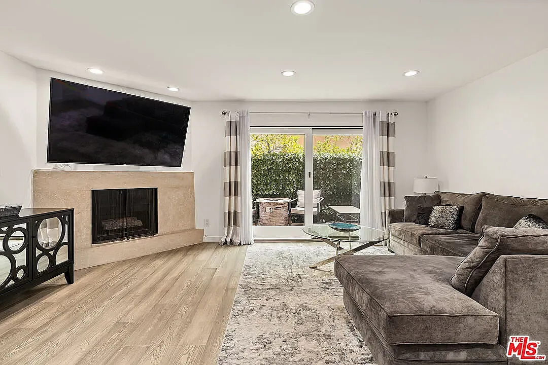2 bed, 2.5 bath, 1356 sqft, $4,999 — Photo 3