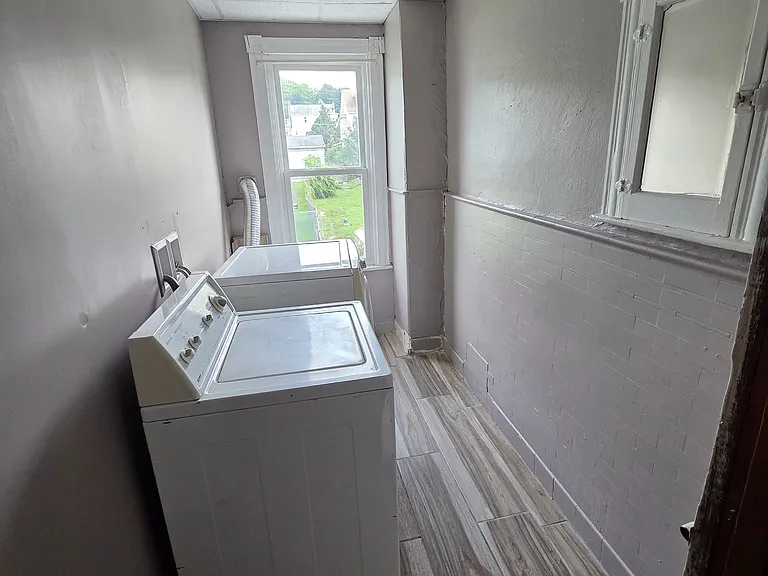 E Phillips St — Photo 14