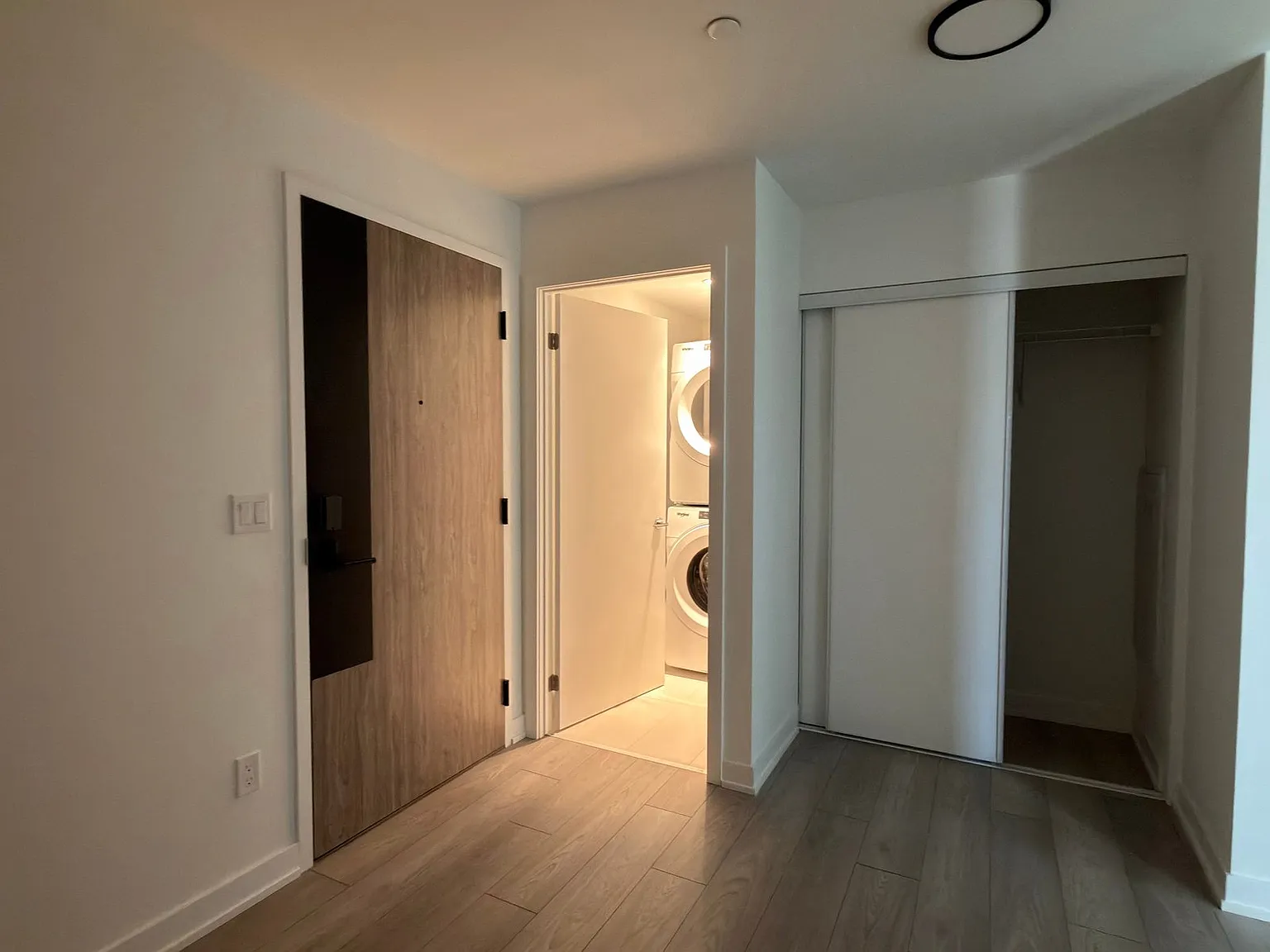 1007 The Queensway Etobicoke — Photo 2