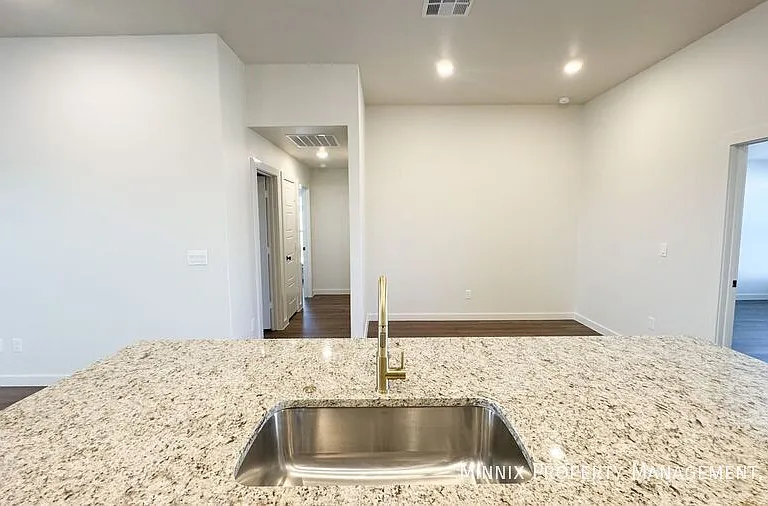 2127 Langford Ave — Photo 5