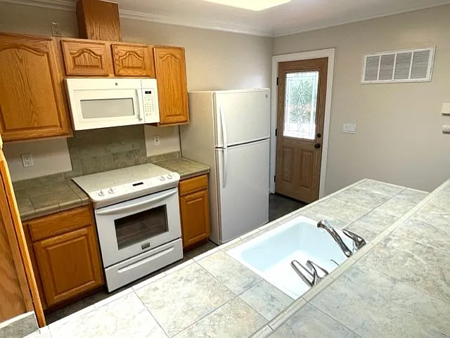 205 Ludell Dr — Photo 4