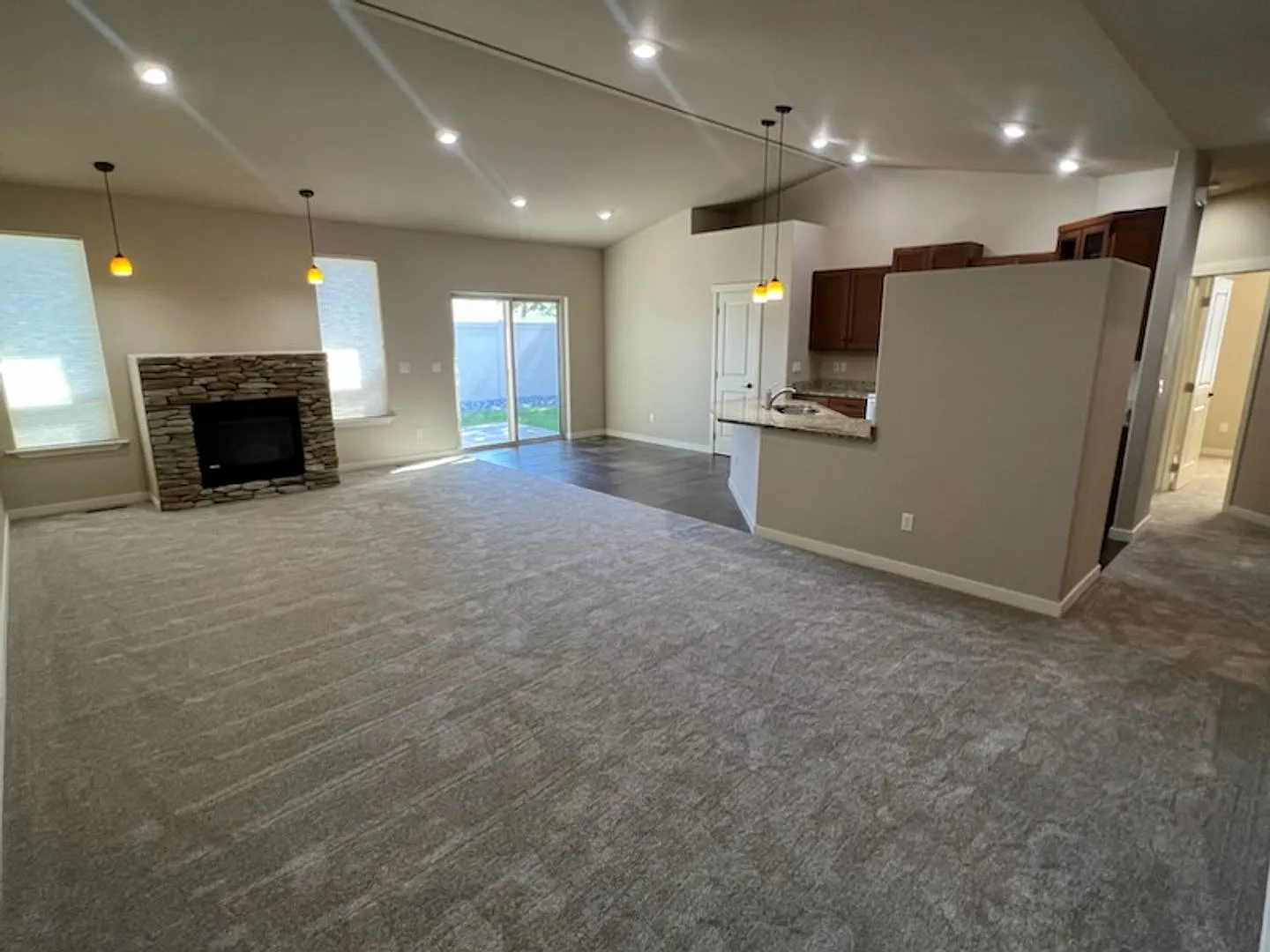 Beautiful 4 bed/2 bath home in excellent location, with a 3 car garage! — Photo 4