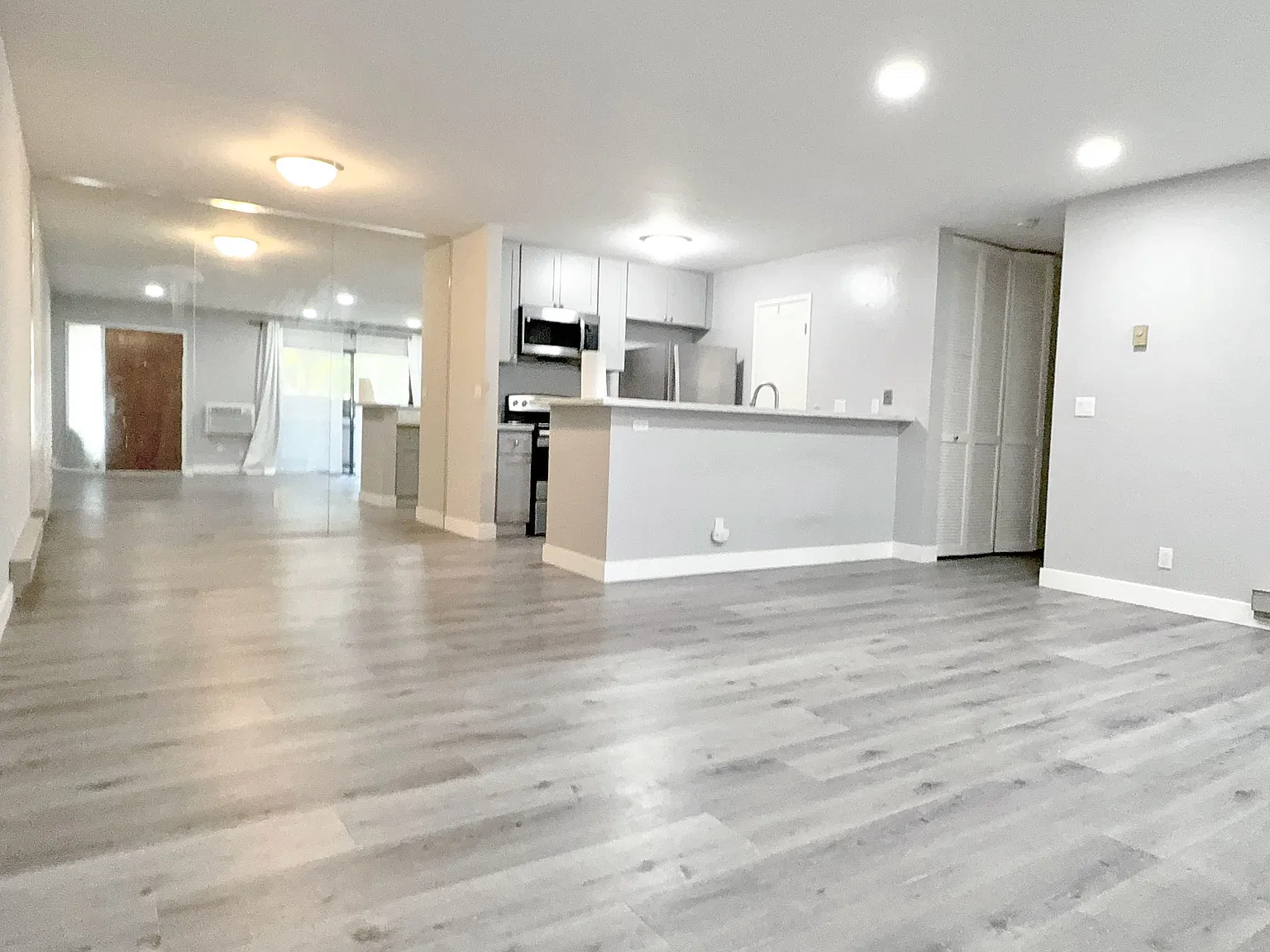 1 bed, 864 sqft, $2,900 — Photo 2