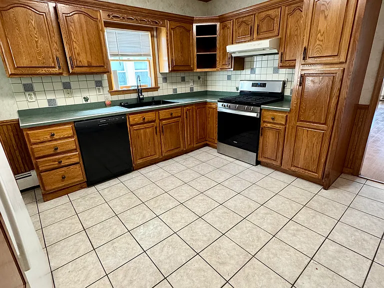 221 Bauer St — Photo 4