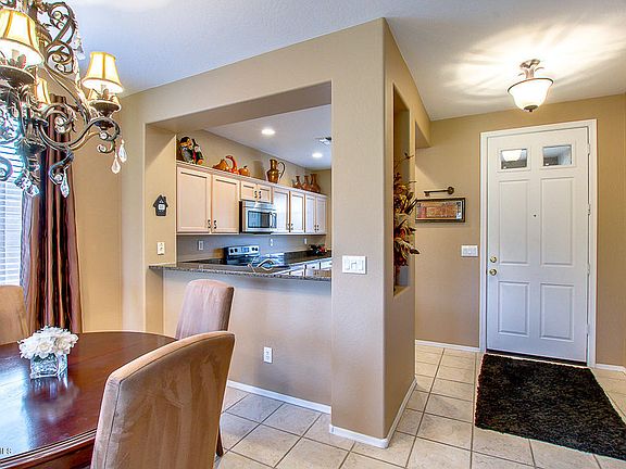 4th image of 2542 W Warren Dr