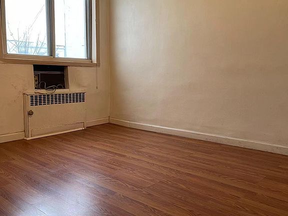 4th image of 38 Bay 10 St