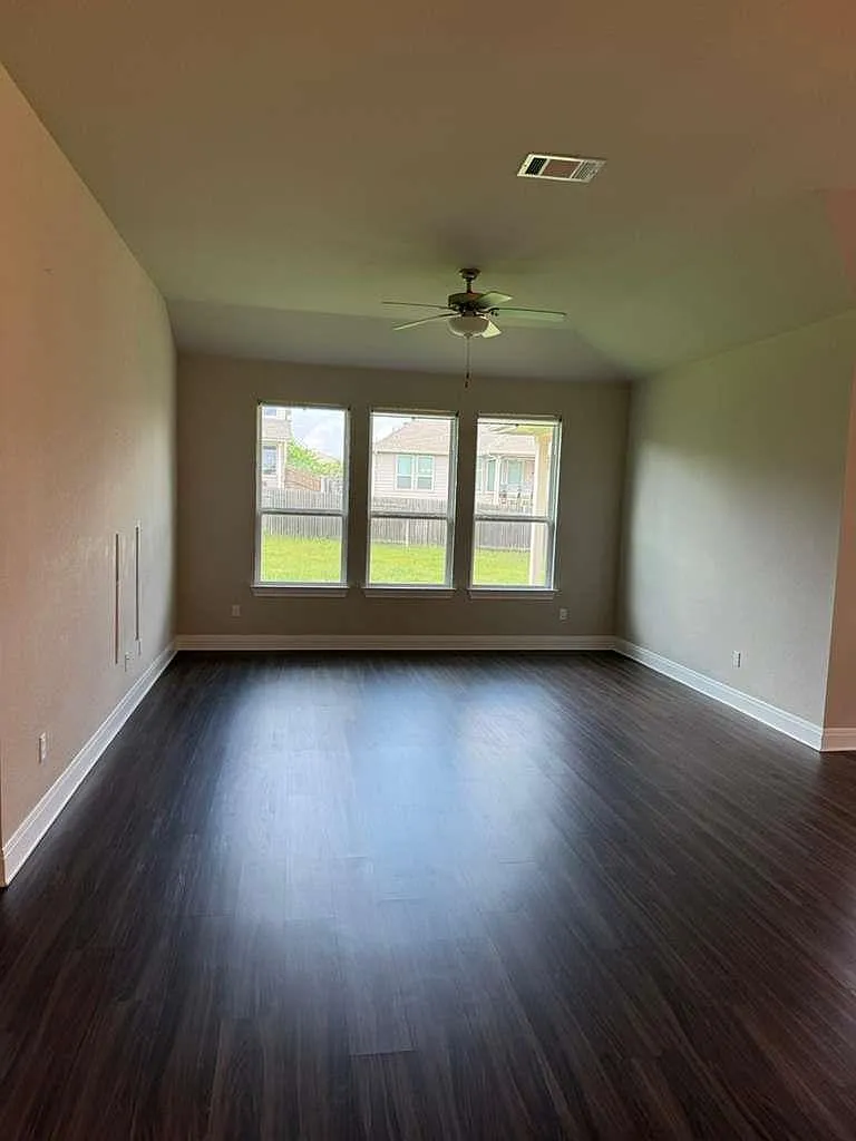 4 bed, 3.0 bath, 1972 sqft, $2,350 — Photo 4