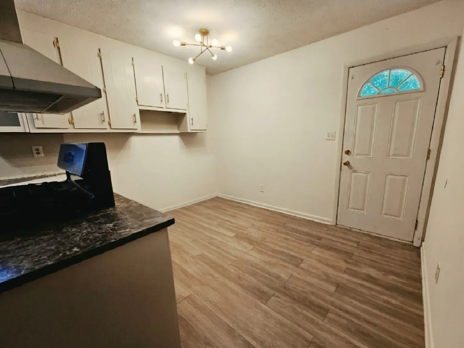 2 bed, 1100 sqft, $1,600 — Photo 3