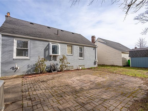 3rd image of 214 10th St NE