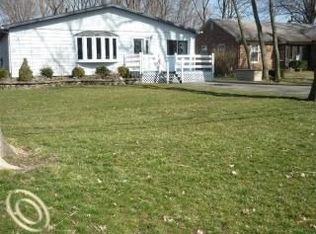 33910 Orangelawn St, Livonia, MI 48150