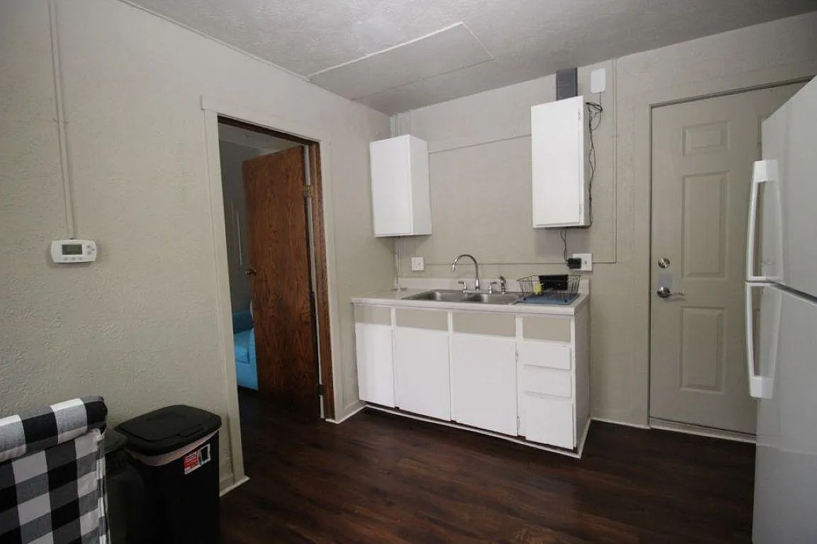 1 bed, 300 sqft, $650 — Photo 4