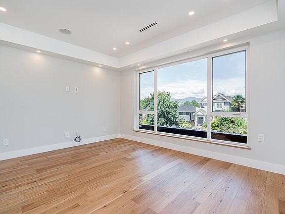 4th image of 676 E 22nd Ave #3
