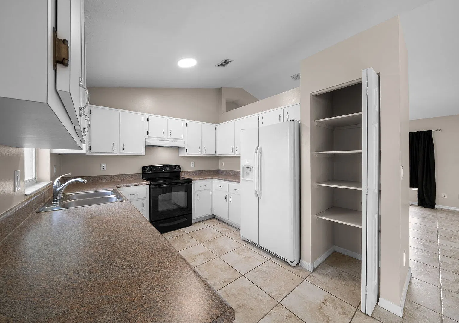 3/2/2 Beautiful Home with Spacious Backyard in Southeast Ocala — Photo 3