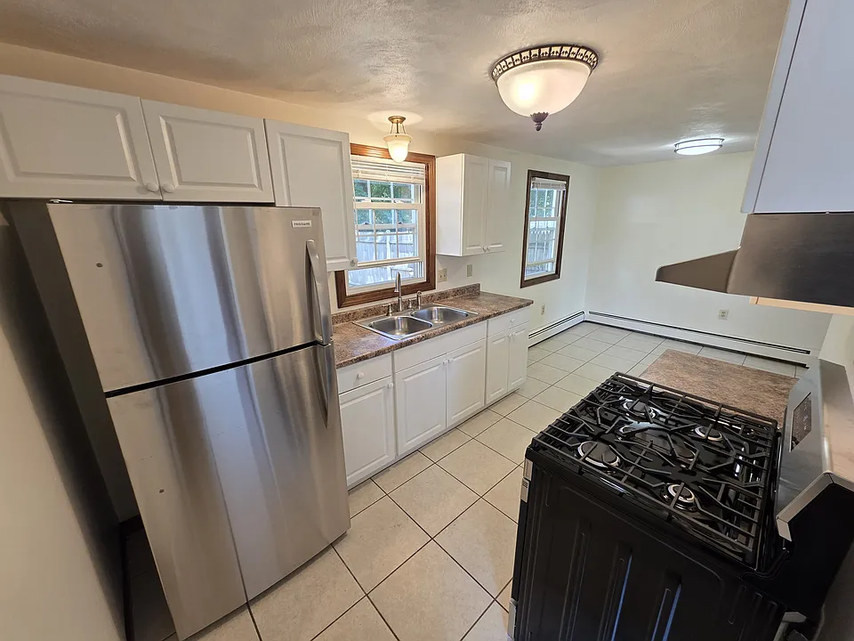  19 Wamsetta Ave 2-Floors 2b/1b Renovated! Yard! 1petok Laundry! Prkg