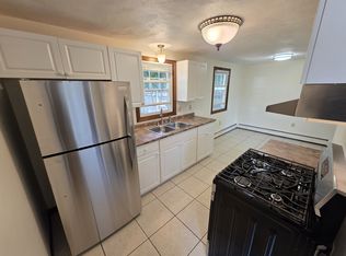 19 Wamsetta Ave 2-Floors 2b/1b Renovated! Yard! 1petok Laundry! Prkg, Riverside, RI 02915