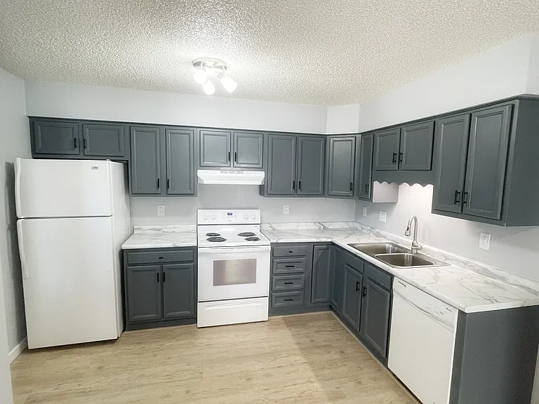 1802 Coachman Dr — Photo 2