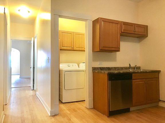 2nd image of 2960 N Lincoln Ave #3