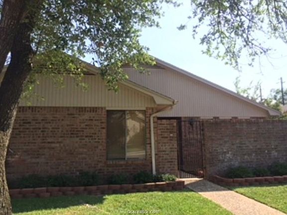 3rd image of 2911 Broadmoor Dr
