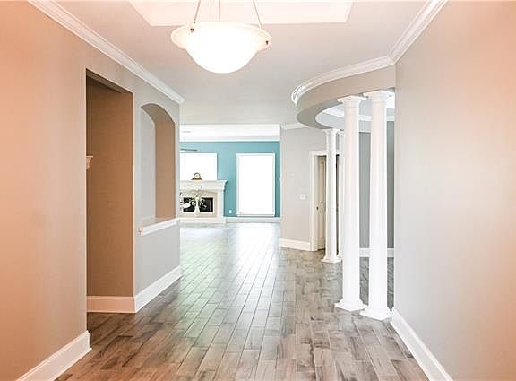 2nd image of 20 Fairway Oaks Dr