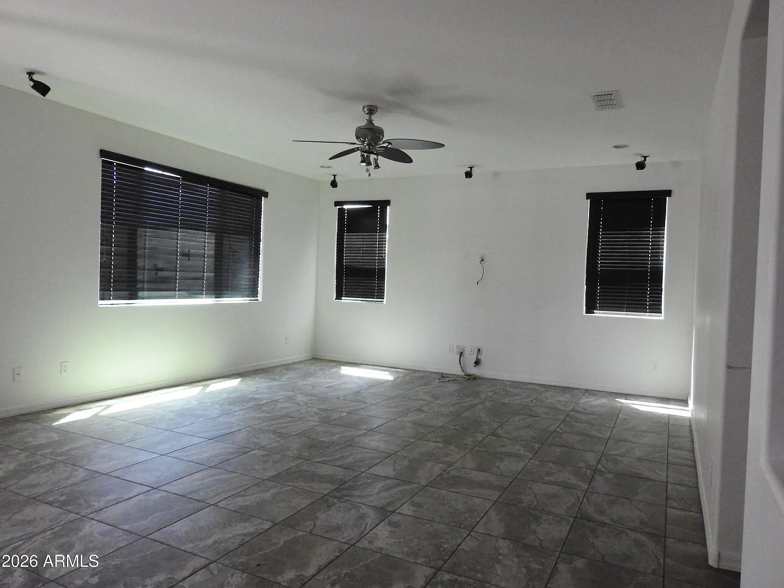 5 bed, 3684 sqft, $3,450 — Photo 3